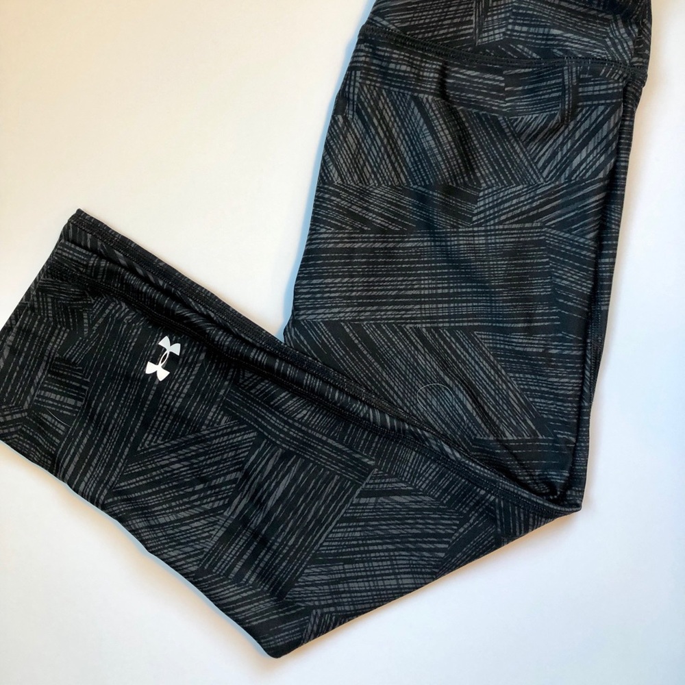 Under Armour Black, Stripe, Capri Leggings ❤️